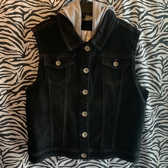 🏷️ 3 for $10
Black jean sleeveless jacket with gray hoodie - Picture 2 of 16